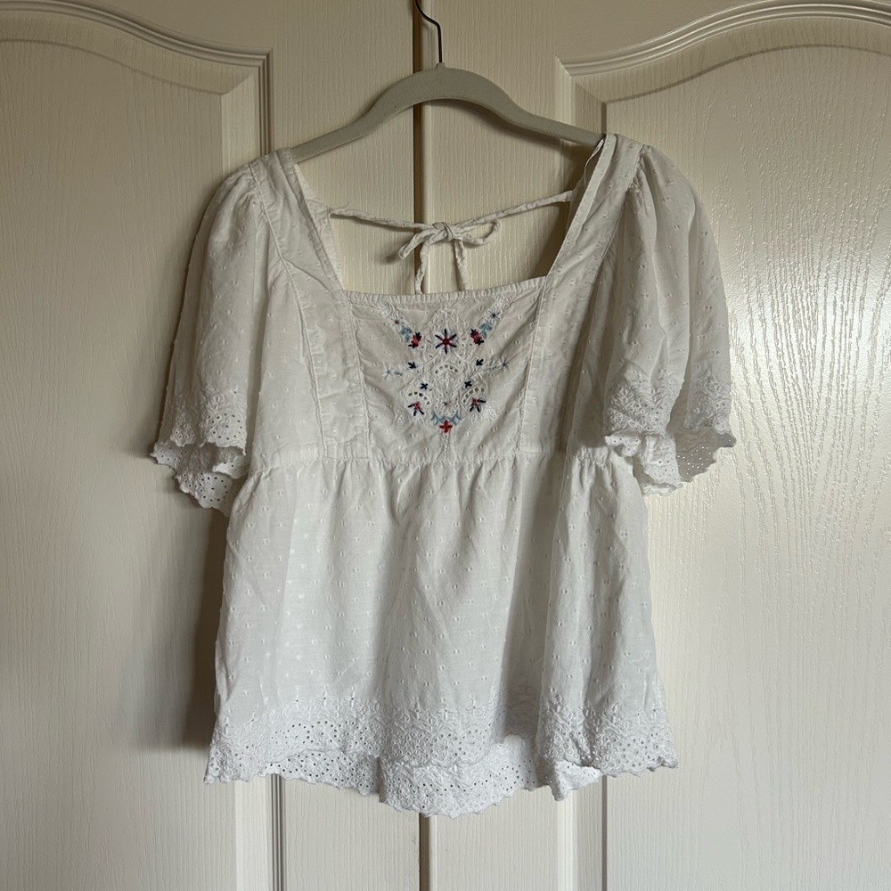 Old Navy textured Swiss Dot flutter sleeve tie back  embroidered blouse small - Picture 4 of 11